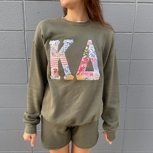 Sudadera personalizada con letras griegas de la Hermandad, sudadera con apliques florales de retazos bordados, sudadera con letras de retazos - Product Image 1