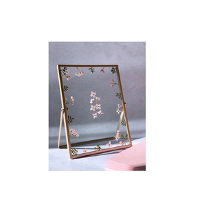 Marco de fotos de vidrio de latón de alta demanda con forma antigua y hermosos detalles para acentos de hogar de tendencia - Product Image 2