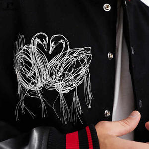 Chaqueta de lana y cuero negra personalizada con logotipos bordados y logotipo de McLaren dentro del producto de la fabricación de la temporada de invierno - Product Image 3