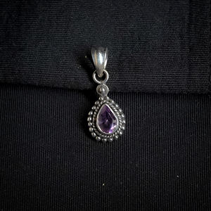 Pendentif en argent sterling 925 breloques forme de goutte pierre précieuse améthyste naturelle avec incrustation de réglage de lunette de diamant taille princesse - Product Image 1