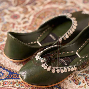 Khussa Antideslizante de Diseño Plateado de Alta Calidad con Parte Superior de Cuero Sintético y Entresuela de Cuero Genuino Hecho en Pakistán - Product Image 2