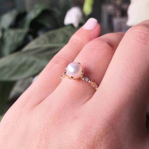 แหวนเงินสเตอร์ลิง8มม. ประดับมุกชุบทองอัญมณีสี925ของผู้หญิงที่สง่างามมีดีไซน์เพชรประดับไม่ซ้ำใคร - Product Image 6