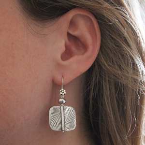 Pendientes Clásicos con Forma Geométrica y Detalles en Espiral, Par de Pendientes Hechos a Mano con Alambre de Plata de Ley 925 - Product Image 2