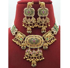 Ensemble collier ras du cou et boucles d'oreilles de style classique, finition or de qualité supérieure, nouveau style, héritage, pour collection de vêtements de mariage pour femmes - Product Image 1