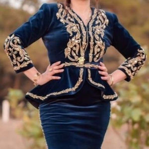 Design à la mode Travail de Zari Broderie Karakou Veste Robe Agrémentée de Cristal Verre Beadsstone Dabka Work 2023 Collection - Product Image 1