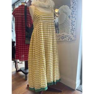 Robe en mousseline de soie RASA 129 coupe A avec taille empire et manches à bretelles spaghetti - Product Image 1