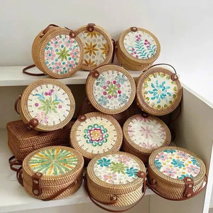 Sac en rotin rond tissé à la main avec une élégante incrustation de mosaïque de perles-Fabriqué par Viet Fargimex pour un look vintage intemporel - Product Image 1