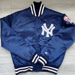 Fabricant de vestes en satin pour hommes sur mesure OEM, ODM, sublimation, broderie, veste de baseball varsity, bomber, marque privée, vente en gros - Product Image 3