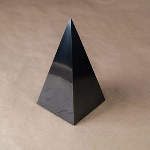 Pirámide alta de shungita pulida de 2 pulgadas (50 mm) - Product Image 6