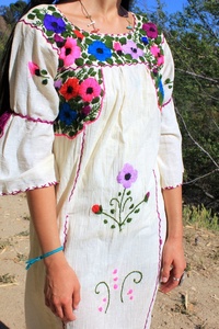 Vestido Campestre Bohemio de Algodón 100% Ecológico con Bordado a Mano Rajasthani, Tonos Vivos y Atrevidos, Largo hasta la Pantorrilla, con Lazos y Borlas - Product Image 4