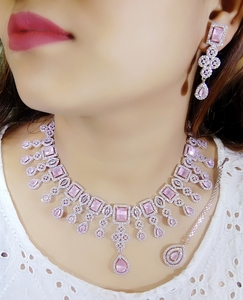 Ensemble de collier anti-ternissement pour femmes indiennes avec boucle d'oreille assortie et bijoux Maang Tika AD pour cadeau de fiançailles de fête de mariage - Product Image 3