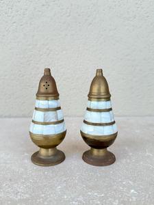 Ensemble de poivre de sel en laiton classique avec une finition lisse et une forme minimaliste idéal pour les cadeaux aux amateurs de cuisine et aux cuisiniers à domicile - Product Image 2