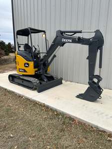 Mini-excavatrice John Deere 26G neuve, équipement puissant sur chenilles pour travaux agricoles, aménagement paysager, creusement de fossés et travaux de construction. - Product Image 3