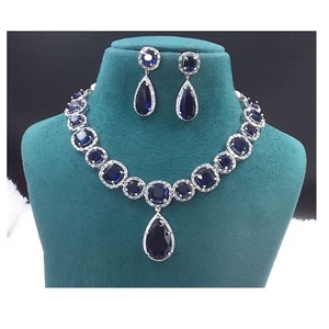 Ensemble de bijoux de mariée de qualité supérieure avec pierres de zircone cubique pour fiançailles mariage et cadeau d'anniversaire disponibles à la vente - Product Image 1