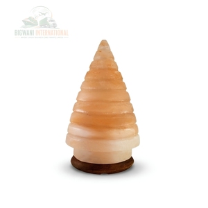 Lampe en sel de l'Himalaya sculptée à la main, forme de cône en spirale sur base en bois, lumière de nuit relaxante avec un éclat ambiant chaud pour la chambre à coucher - Product Image 1