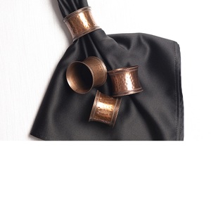 Rond de serviette en métal martelé en cuivre antique pour la décoration de table à manger de fête de mariage anneaux de serviette de forme ronde - Product Image 1