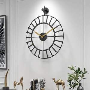 Horloge murale en fer contemporaine pour la décoration murale d'appartements modernes, rehaussant l'intérieur avec un élément décoratif élégant. - Product Image 5