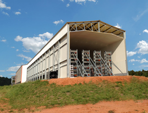 Casetas avícolas prefabricadas de acero ligero hechas a medida de una o dos plantas europeas para cría de ganado con clima controlado - Product Image 2
