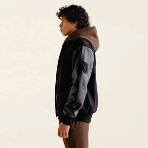 Veste universitaire Letterman en laine personnalisée pour hommes, en cuir véritable, noire avec patchs et étiquettes de logos brodés de couleur rouge, veste pour hommes - Product Image 3