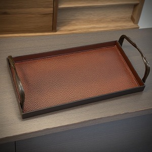 Bandeja de cuero de lujo con textura rica y asas elegantes hechas a mano para comedores de gama alta y lugares de hospitalidad profesional - Product Image 4