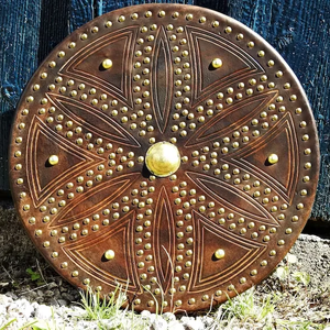 Escudos vikingos. Escudos decorativos. Fancy Shields. de Calvin artesanía - Product Image 1