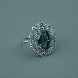 แหวนเพชรสำหรับปลูกในห้องปฏิบัติการแบบพรีเมี่ยม VS1ตัดรูปวงรีและรูปทรงที่สวยงามได้รับการรับรองจาก IGI SGL เครื่องประดับหมั้นหมายสีทองโรสโกลด์ขายส่ง - Product Image 5