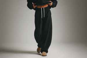 กางเกงขายาวทรงบานพิมพ์ลายนูน 3 มิติ ผ้าฟลีซหนานุ่ม ขายส่ง OEM รับผลิตตามแบบ สินค้าขายดีปี 2025 กางเกงวอร์มทรงหลวมสำหรับผู้ชาย - Product Image 2