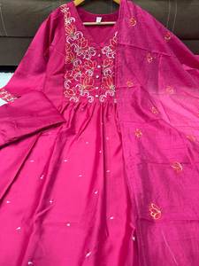 Ensemble Kurti Anarkali en soie Chanderi rose magenta de qualité supérieure avec pantalon et dupatta brodé - Product Image 5