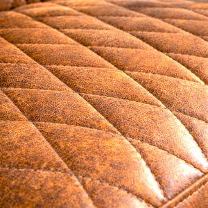 เก้าอี้พักผ่อนหนังแท้สไตล์เชสเตอร์ฟิลด์อุตสาหกรรม ดีไซน์โมเดิร์นกลางศตวรรษ โครงโลหะวินเทจทำมือ เหมาะสำหรับบ้านพักตากอากาศ - Product Image 4