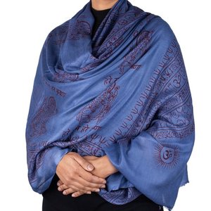 Écharpe longue traditionnelle en coton/viscose imprimé numérique multicolore Krishna, faite à la main, motif chakras, symbole divin - Product Image 1