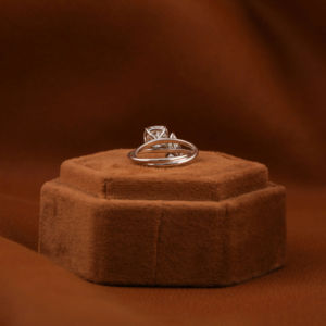 Anillo de compromiso de diamante de moissanita con corte de Cojín cuadrado y Triángulo de oro macizo de 14KT, anillo de compromiso elegante clásico de lujo - Product Image 5