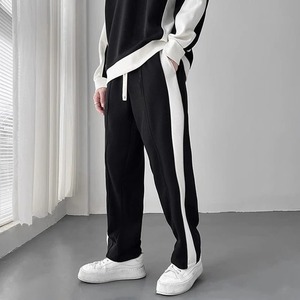 Combinaison de sport unisexe à logo personnalisé Ensemble de sweat à capuche et de pantalon de survêtement en tissu respirant caractéristiques imprimées à la mode pour hommes - Product Image 3