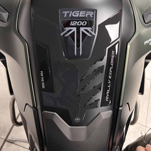 Adesivi 3D per Serbatoio Compatibili con Triumph Tiger 1200 Rally Explorer 2023, Accessori per Moto - Product Image 1