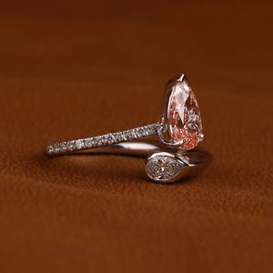Anillo de Compromiso de Plata 925 con Pequeños Diamantes de Moissanita en Forma de Pera y Redondos, Corte Pera Rosa, Estilo Hip-Hop, Engaste de Garra - Product Image 1
