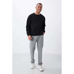 เสื้อสเวตเชิ้ตคอกลมทรงหลวมพื้นฐานสำหรับผู้ชาย Tommylife Wholesale รุ่น 88418 สีดำ - BLACK - Product Image 3