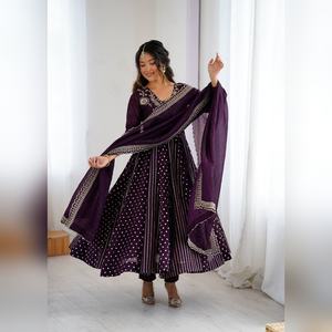 Robe Anarkali de créateur en soie croquante avec de magnifiques broderies et une coupe ample pour les saisons festives - Product Image 5