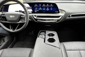 VOITURE ÉLECTRIQUE EXTRÊMEMENT PROPRE 2023 CADILLAC LYRIQ RWD 340-HP EV CROSSOVER BATTERIE 102-KWH PRÊTE À ÊTRE EXPÉDIÉE - Product Image 5