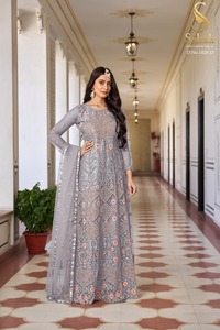 Belleza de invierno atemporal Shalwar Kameez con Santoon Inner y Dupatta Elegante Red de mariposas para estilo festivo - Product Image 4