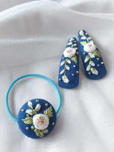 Pinces à cheveux élastiques sur mesure avec broderie complexe, idéales pour les magasins d'accessoires pour cheveux à revendre en bleu motif floral - Product Image 3