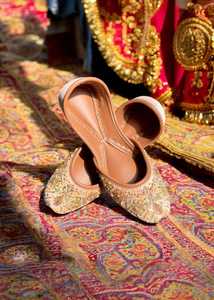 รองเท้าหนังผู้หญิงแฟชั่น ดีไซน์ใหม่สำหรับฤดูใบไม้ร่วง สีพื้นเรียบง่าย น้ำหนักเบา สไตล์ลำลอง เหมาะสำหรับงานปาร์ตี้ - Product Image 3