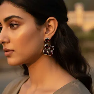 Boucles d'oreilles tendance vintage pour femme en argent 925 avec grenat, clous carrés, motif géométrique or rose et or, idéales pour les fiançailles, avec perle - Product Image 1