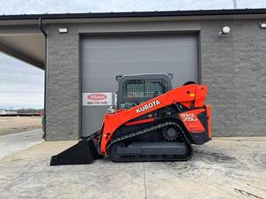 รถตักล้อยางขนาดเล็ก Kubota SCL1000 คุณภาพส่งออก พร้อมเครื่องยนต์ดีเซล เครื่องปรับอากาศ เบาะนั่งแบบมีระบบกันสะเทือน ควบคุมด้วยจอยสติ๊ก 2 สปีด - Product Image 5