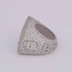 Impresionante anillo de hip hop personalizado de joyería fina elaborado en oro blanco de 14KT con diamantes cultivados - Product Image 3