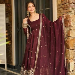 Salwar Kameez pour filles et femmes, vêtements de fête, collection indienne en gros, travail de séquence de broderie sur le devant et le dos, séchage rapide, toutes saisons, lourd - Product Image 1