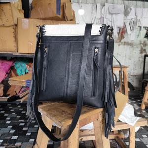 Sac en cuir de vachette occidental en relief au laser sac à bandoulière en cuir de fourrure avec sangle d'outillage à la main sac à main de qualité supérieure sac à pompon - Product Image 5