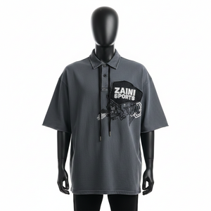 Polo homme en coton et polyester piqué premium 200 GSM, gris foncé, avec logo brodé personnalisé. - Product Image 1