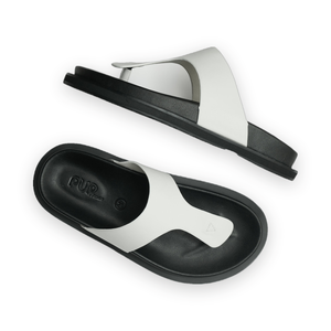 Chanclas de cuero ligeras hechas a mano para hombre, con puntera tubular, suela gruesa acolchada, antideslizantes, para verano y playa. - Product Image 1