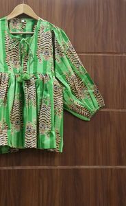 Kyra Deep Neck Top tunique Mini robe avec Tiger Block Print Woven Fabric Logo Front String Closer - Product Image 4