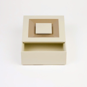 Hecho a mano en Vietnam por artesanos expertos, este juego de 3 cajas de laca agrega un toque de arte a cualquier colección de regalos navideños. - Product Image 3