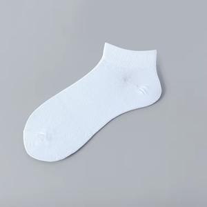 Chaussettes de sport en coton pour hommes sur mesure en gros, respirantes, fines, antidérapantes, absorbant la transpiration, fabricant de chaussettes d'été - Product Image 3